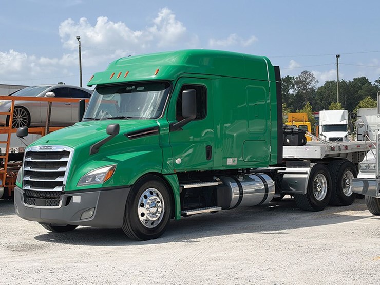 2020-freightliner-cascadia-126-image-2