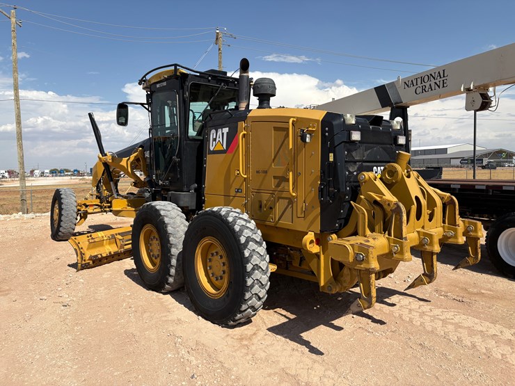 caterpillar-140m2-awd-image-6