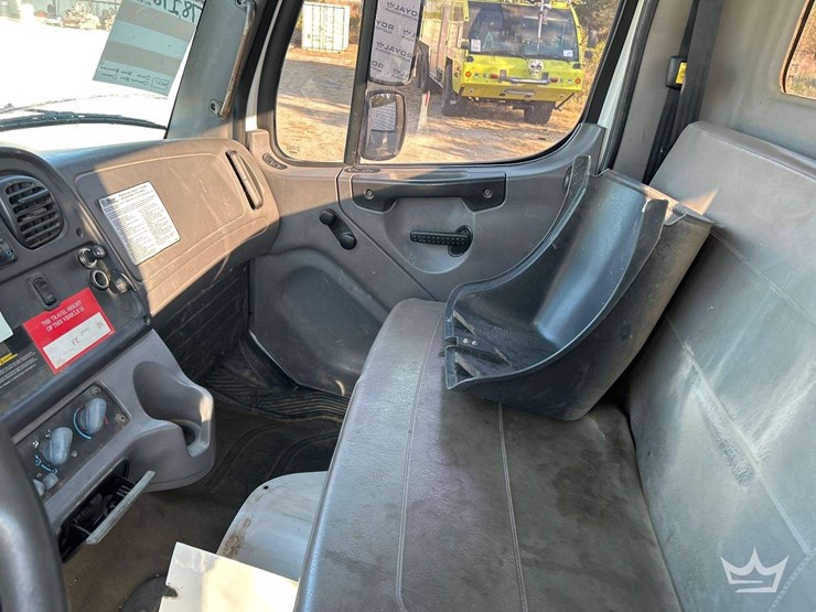 2014-freightliner-m2-106-image-18
