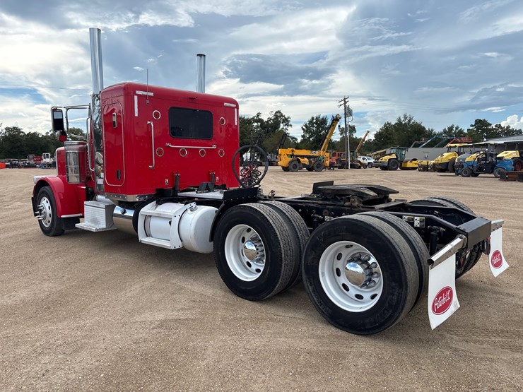 2015-peterbilt-389-image-4