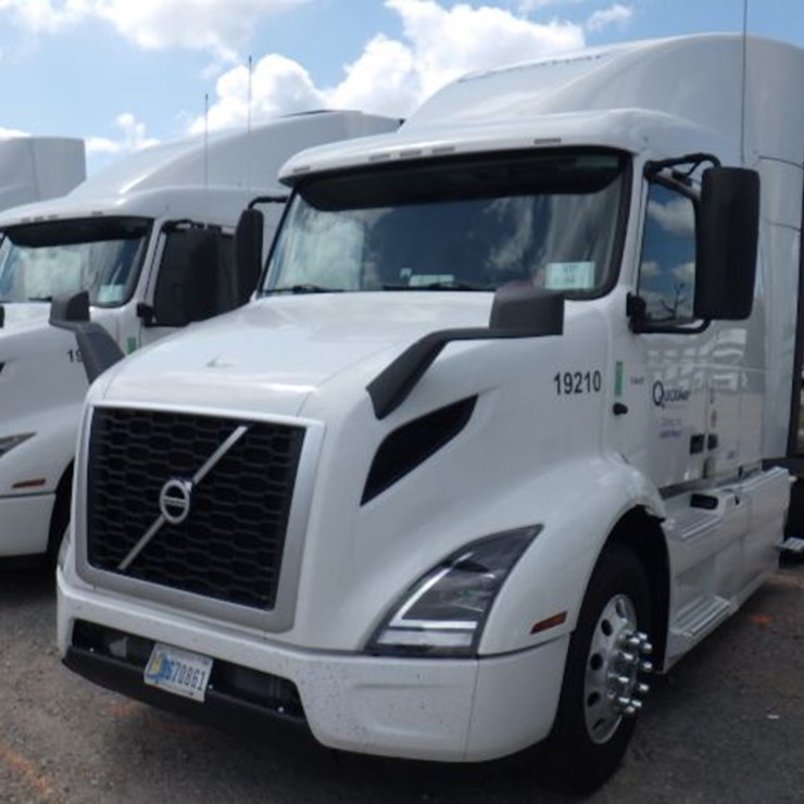 2019 VOLVO VNR300