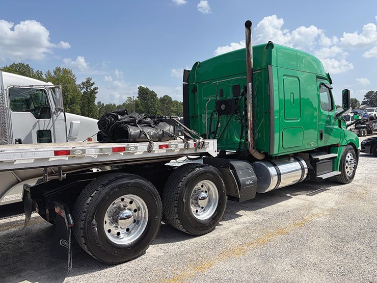 2020-freightliner-cascadia-126-image-3