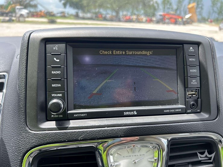 2014-chrysler-town-&-country-image-17