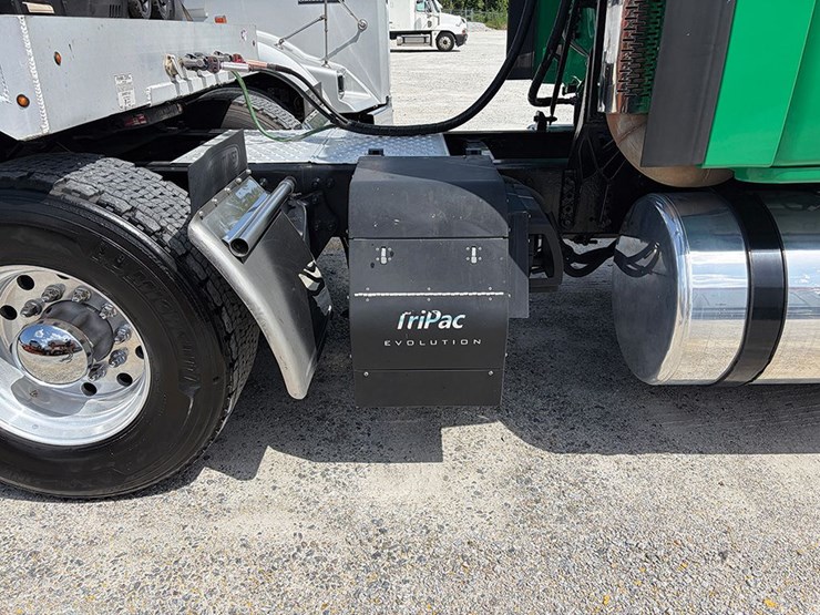 2020-freightliner-cascadia-126-image-4