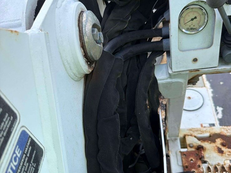 2014-freightliner-m2-106-image-34