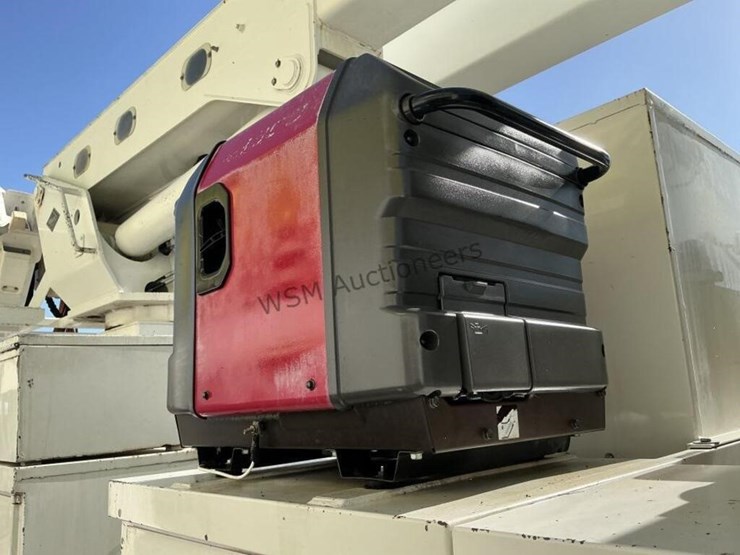 2012-freightliner-m2-106-image-13