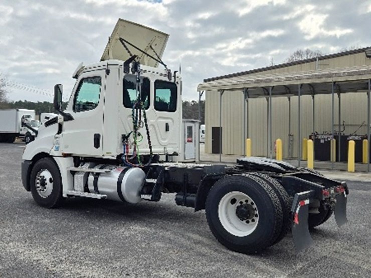 2020-freightliner-cascadia-126-image-2