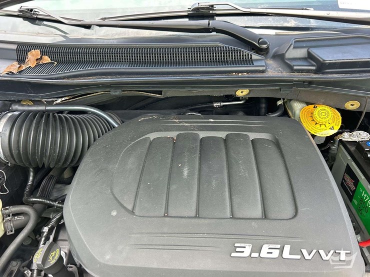 2014-chrysler-town-&-country-image-8