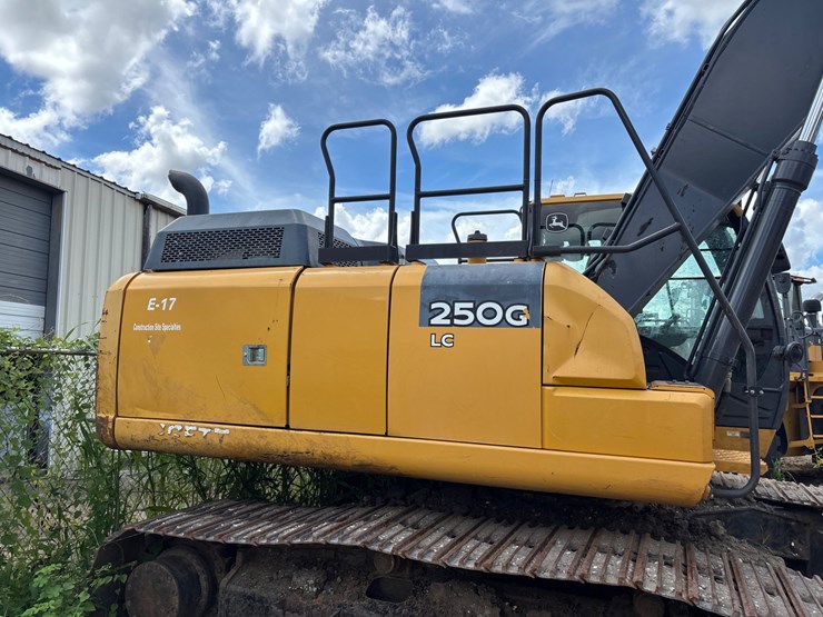 2019-deere-250g-lc-image-16