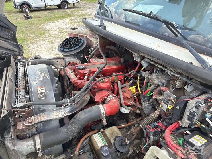 2014-freightliner-m2-106-image-22