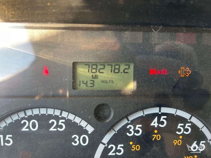 2014-freightliner-m2-106-image-6