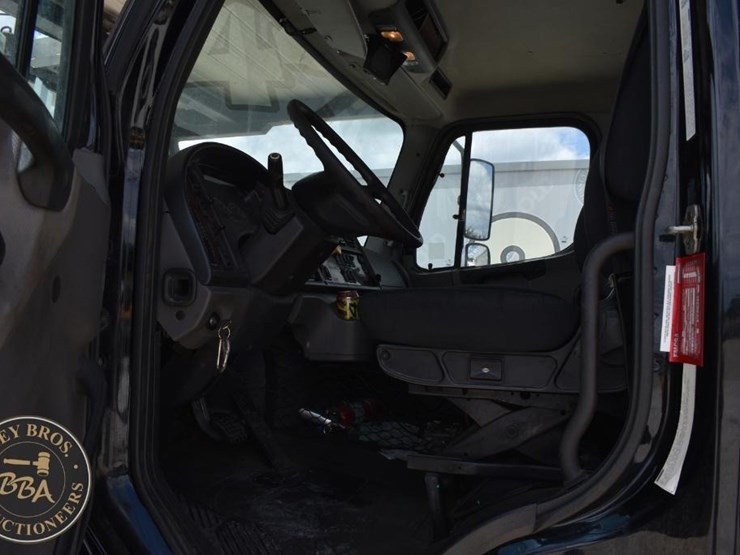 2015-freightliner-business-class-m2-106-image-32