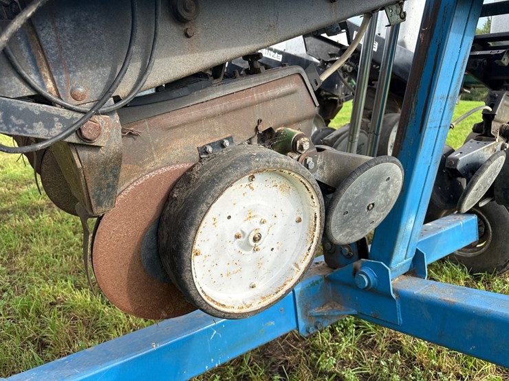 #755-•-kinze-12-row-planter-image-8