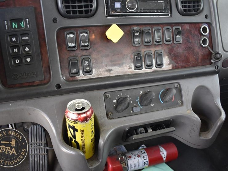 2015-freightliner-business-class-m2-106-image-44