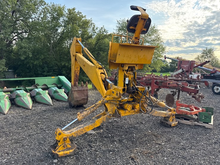 #747-•-john-deere-backhoe-attachment-image-2