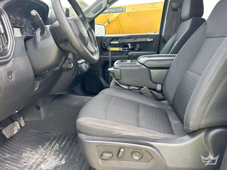 2022-chevrolet-silverado-1500-4x4-crew-cab-pickup-truck-image-14