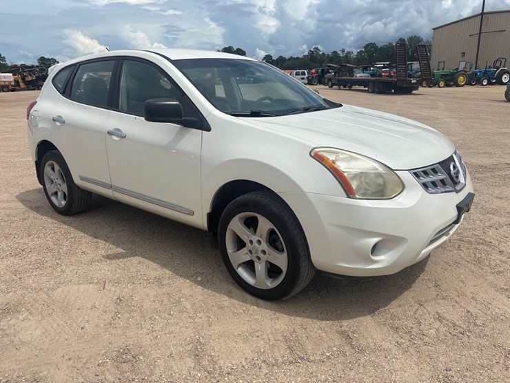 2013-nissan-rogue-s-image-2