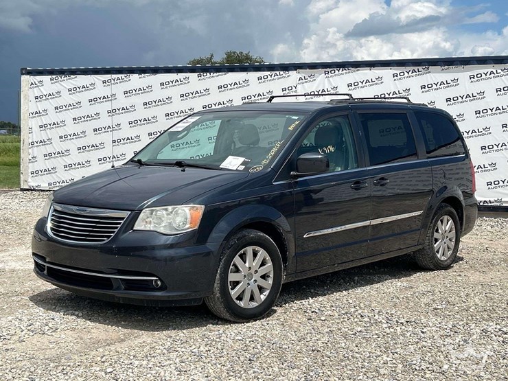 2014-chrysler-town-&-country-image-1