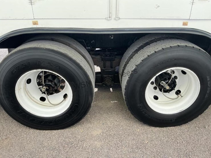 2012-freightliner-m2-106-image-8