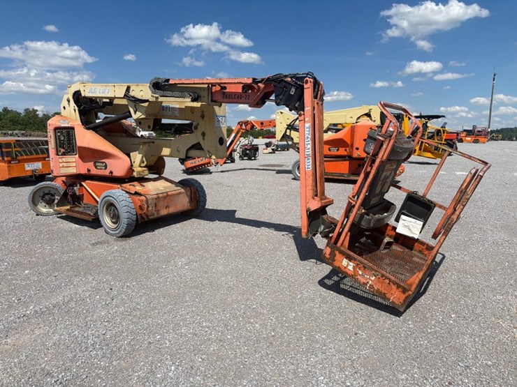 2005-jlg-e400ajp-image-3