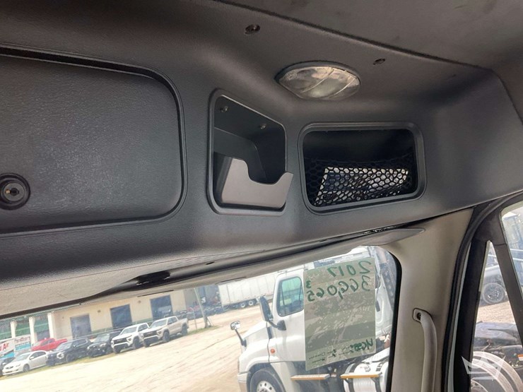 2017-freightliner-cascadia-125-image-22