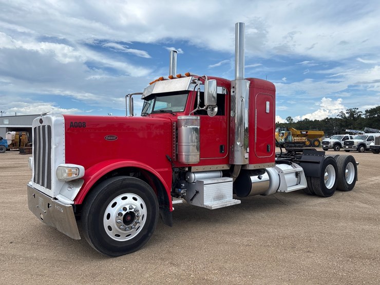 2015-peterbilt-389-image-1