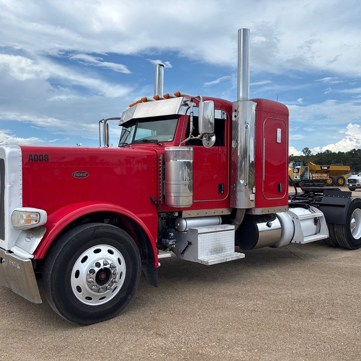 2015 PETERBILT 389