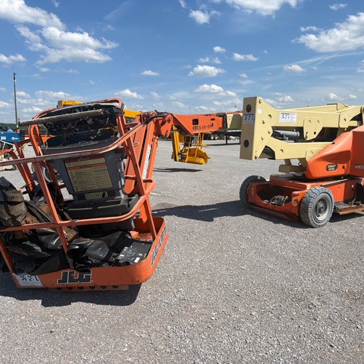 2005 JLG E400AJP