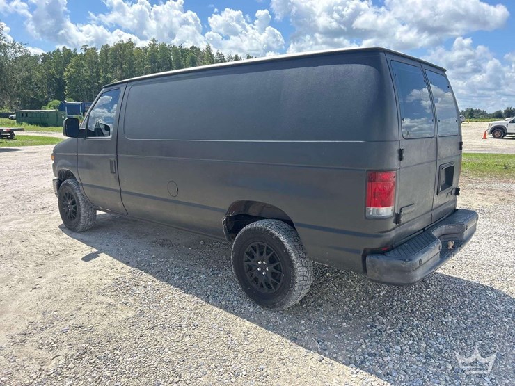 2010-ford-cargo-image-4