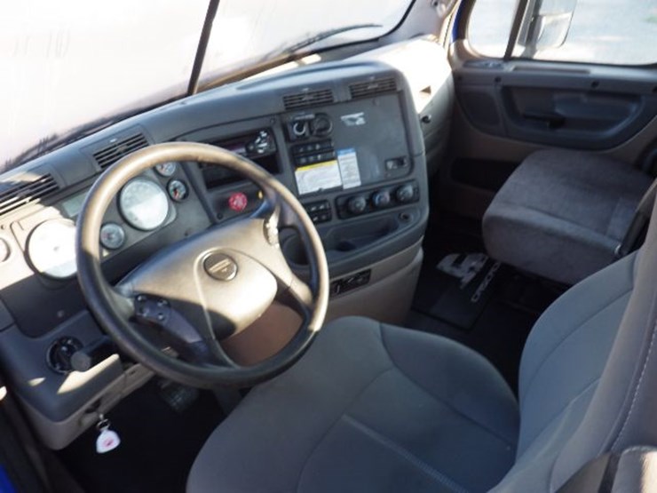 2018-freightliner-cascadia-113-image-17