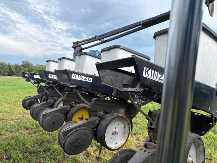 #755-•-kinze-12-row-planter-image-10