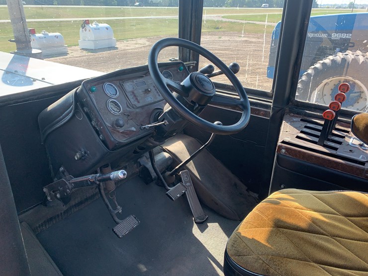 1981-versatile-895-image-25