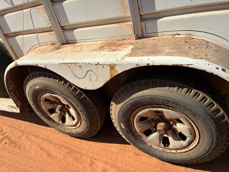 #t10032-•-stock-trailer-image-3