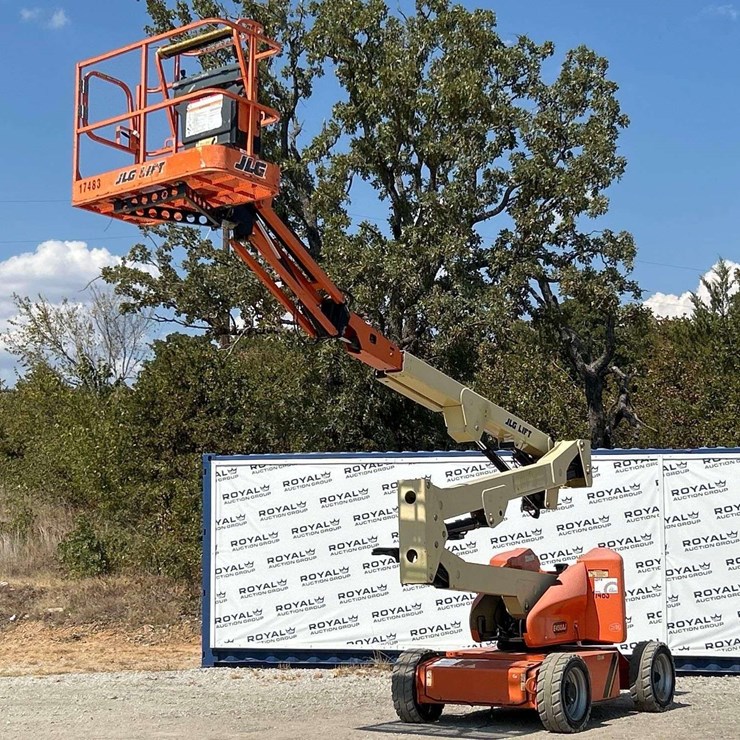 2016 JLG E450AJ