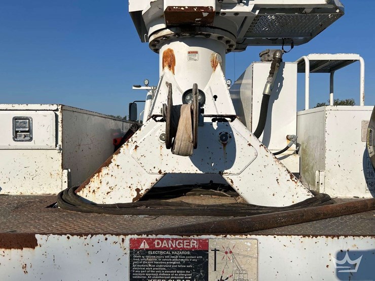 2014-freightliner-m2-106-image-25