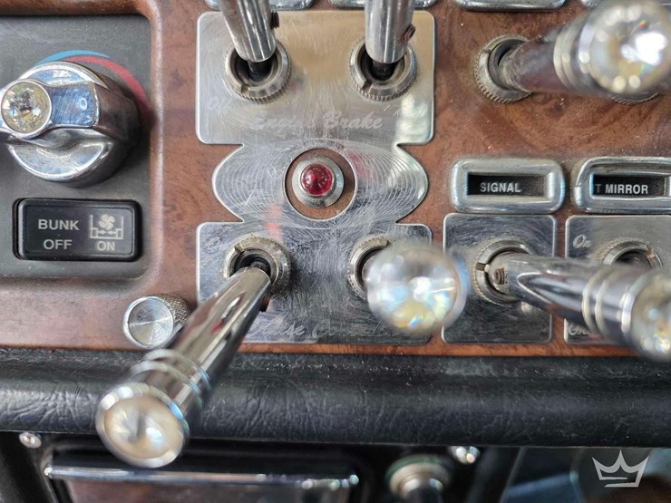2005-peterbilt-379-image-43