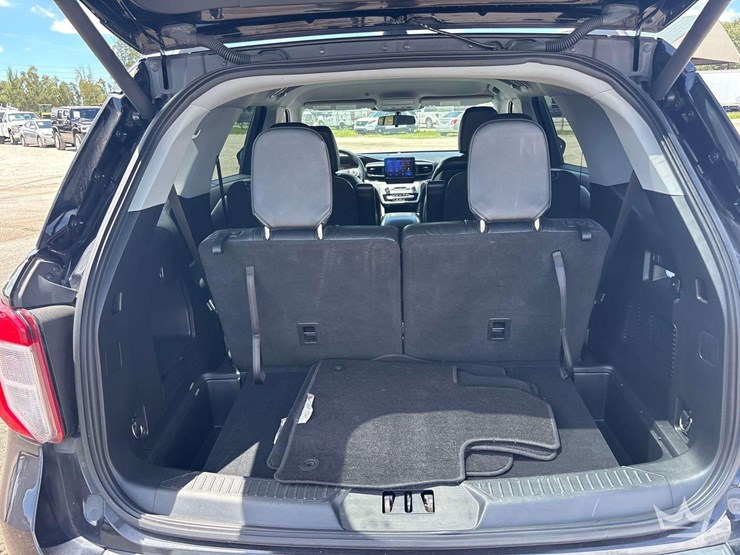 2020-ford-explorer-image-21