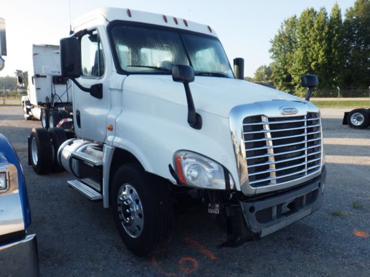 2017-freightliner-cascadia-125-image-3