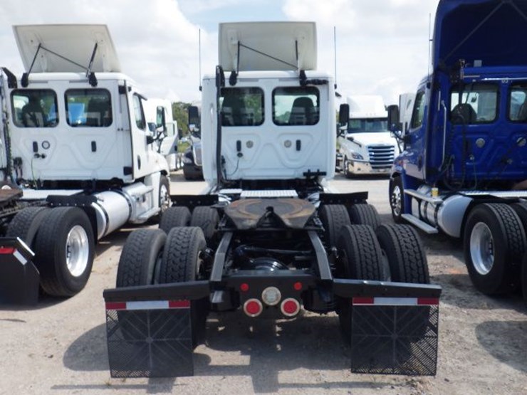 2019-freightliner-cascadia-113-image-9