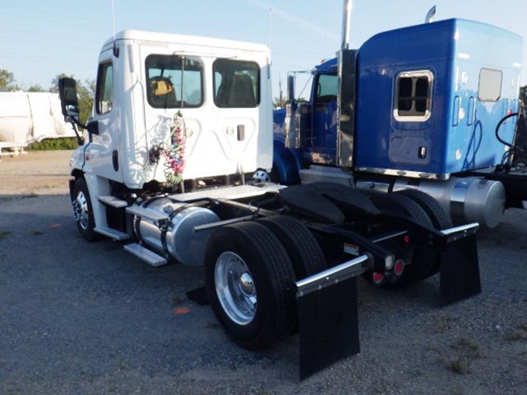 2017-freightliner-cascadia-125-image-11