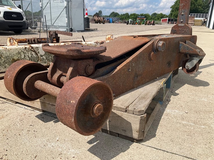 #5056-•-lincoln-10-ton-floor-jack-&-dmi-spring-loaded-pickup-bumper-image-8