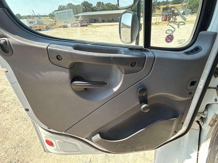 2016-freightliner-m2-106-image-11