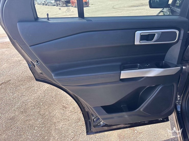 2020-ford-explorer-image-17