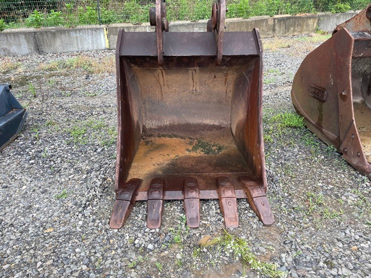 #4512-•-cp-approx-42"-bucket-image-1