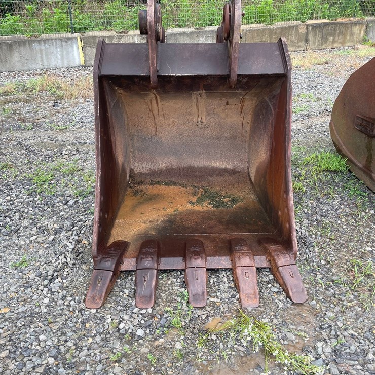 #4512 • CP Approx 42" Bucket
