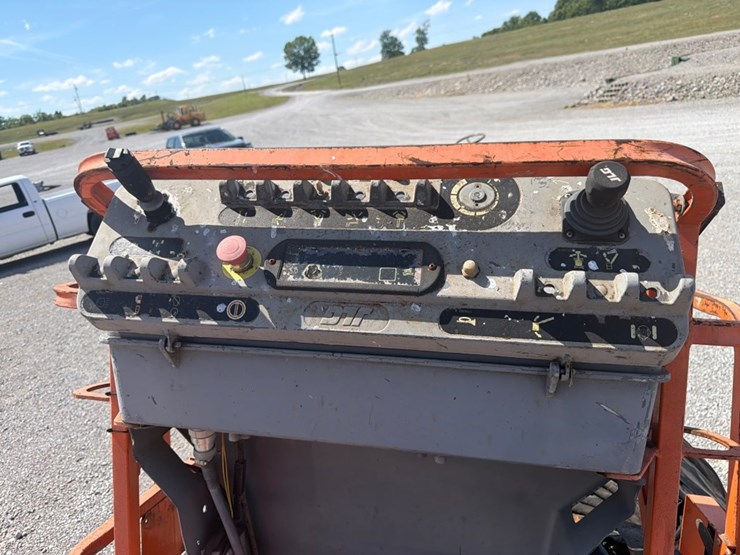 2005-jlg-e400ajp-image-8