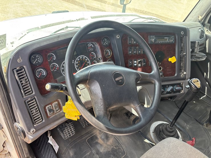 2015-freightliner-108sd-image-12