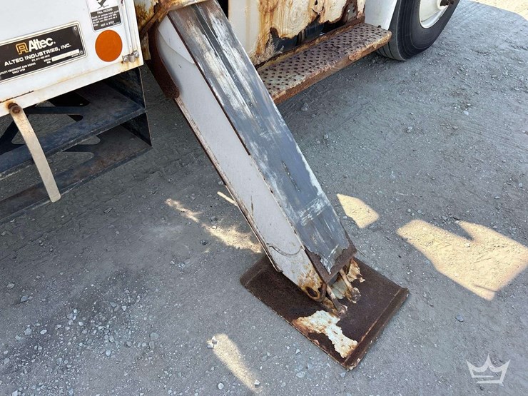 2016-freightliner-m2-106-image-30