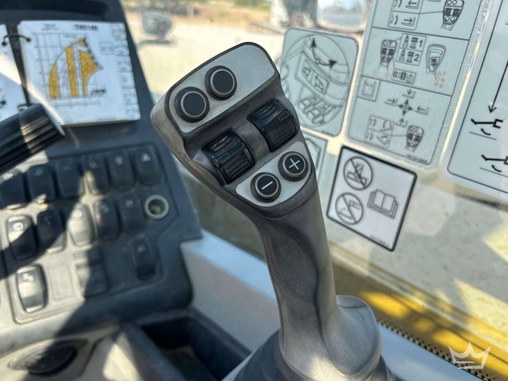 2018-caterpillar-th514d-11,000lb.-4x4-rough-terrain-telehandler-image-16