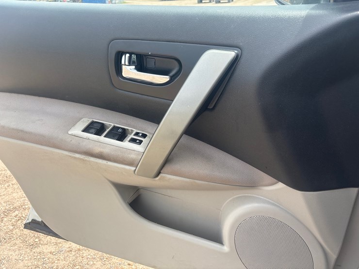 2013-nissan-rogue-s-image-12